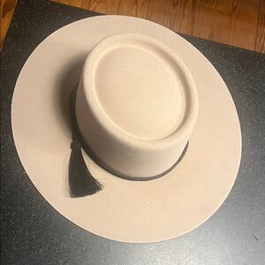 NWT Dallas Hats size Medium, 22”, tan Wide Brim Hat with Black Wrap and Tassel